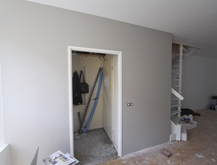 Verbouwing Week 13 woonkamer wanden grijs;